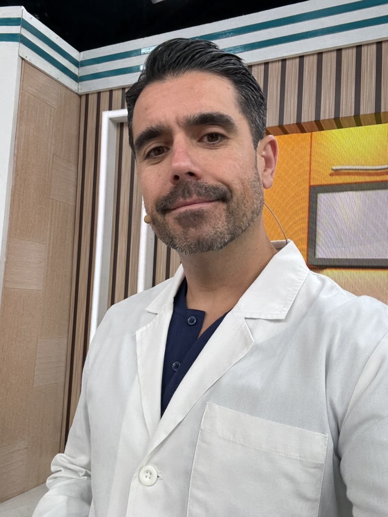 Dr. Arrieta en consulta