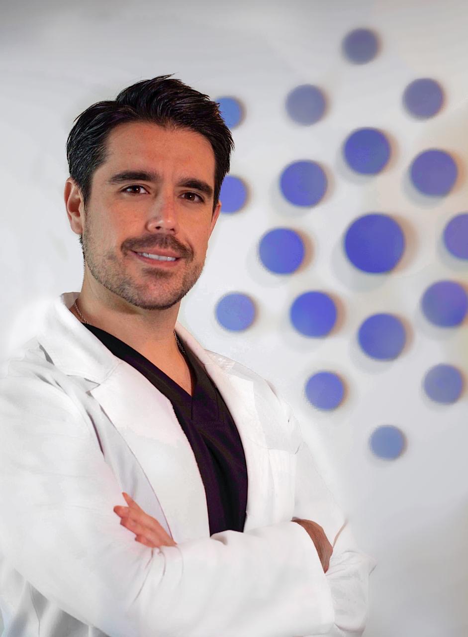 Dr. Arrieta explicando alimentos en set de grabación